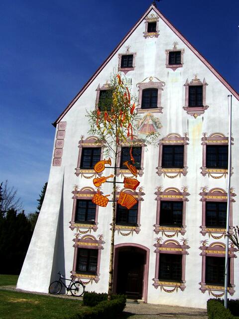 in Eigenleistung neu gefertigt, die Tafeln am Maibaum mit Musikinstrumenten