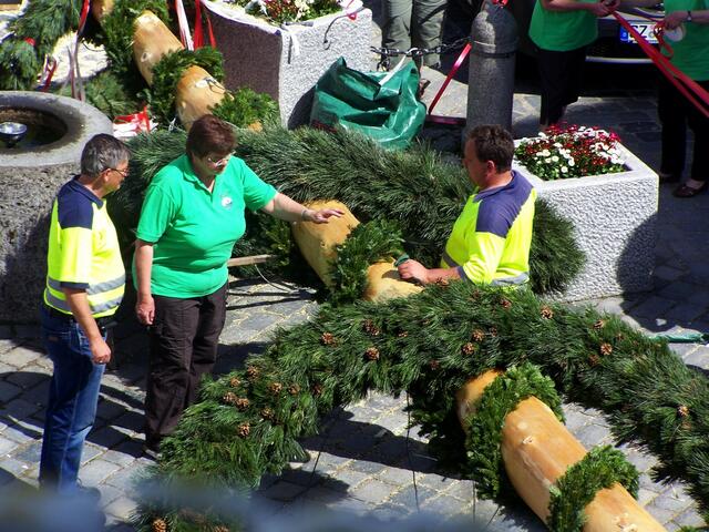 Die Kapos des städtischen Bauhofes überzeugen sich von der tadellosen Arbeit der Damen