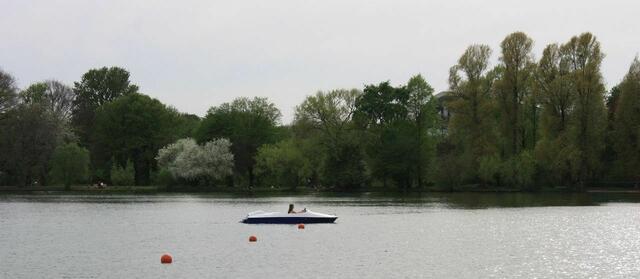 Einsamer Tretbootfahrer