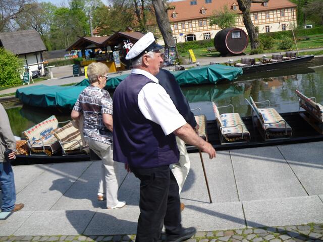 . . .auf dem Weg zum Kahn,dre Fährmann