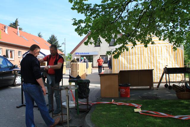 Grill und Stehtische sind bereit