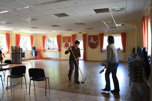 Der Saal wird gefegt