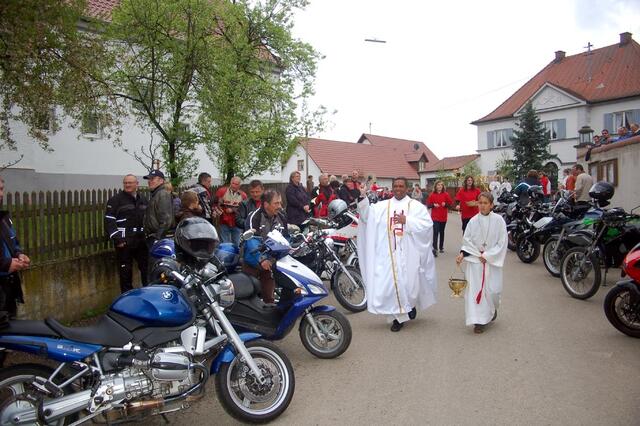 Pfarrer Joseph Kaniamparambil segnete nach der Messe alle motorisierten Zweiradfahrer-innen