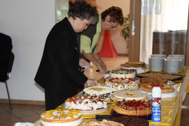 Vorbereitung des Kuchenbuffets