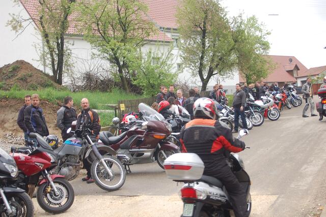 Rund 100 Motorräder kamen wieder zur Motorradsegnung nach Bliensbach