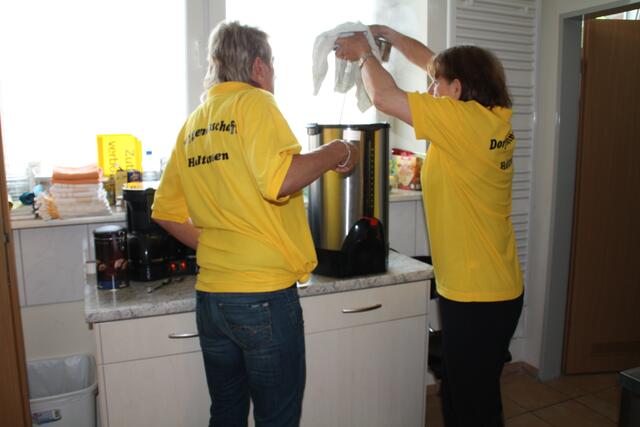 Kaffee wird in großen Kannen gekocht