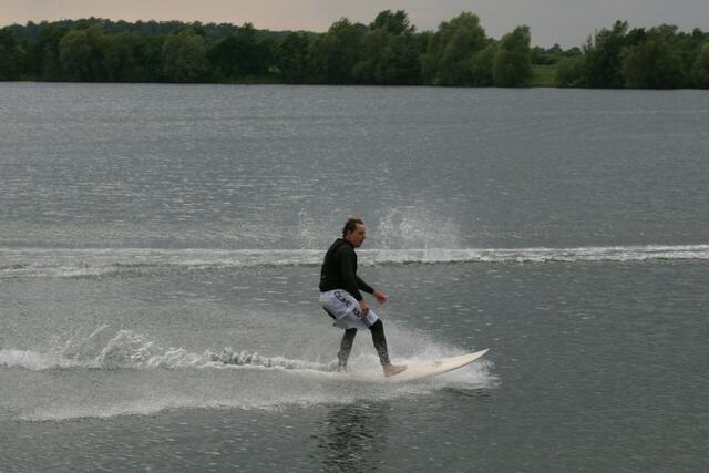 Surffeeling auch ohne Wind und Welle dank ein paar PS, Alexander auf dem Minimalibu