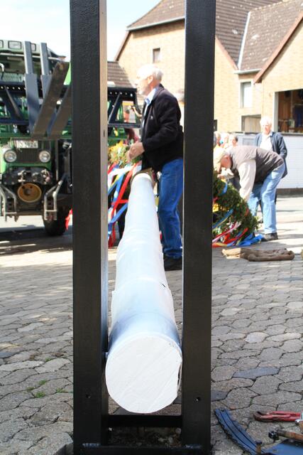Der Fuß des Maibaums ist gesichert