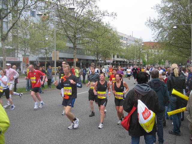 Läufer bei Kilometer 9 am Aegi auf der Halbmarathondistanz