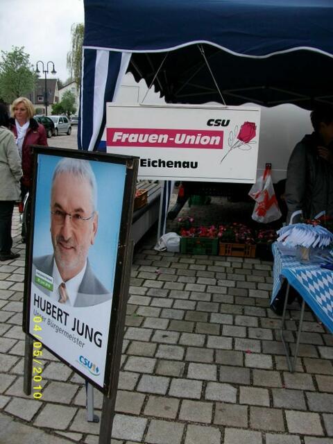 ... und dazu lächelt unser amtierender Bürgermeisterkandidat Hubert Jung vom Plakat