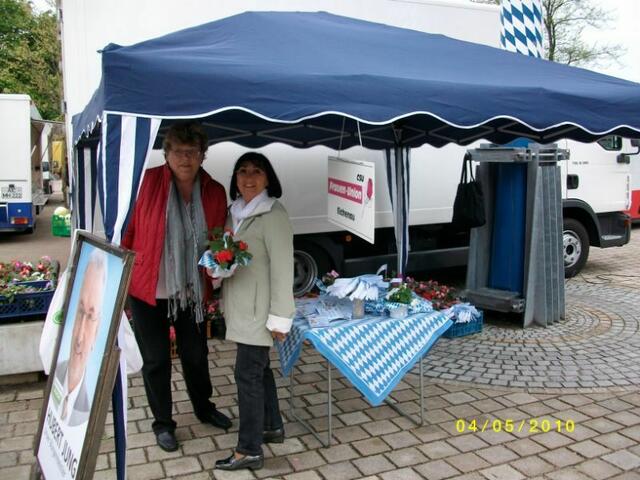 Kathi und Anita vor unserem Pavillon
