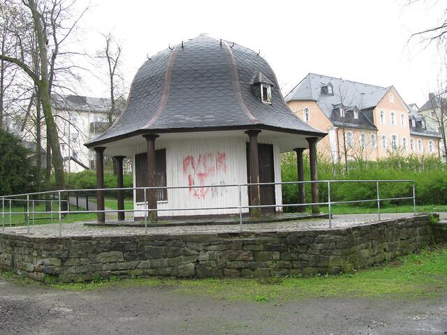 Auch von der anderen Seite verunstaltet: der Pavillon.