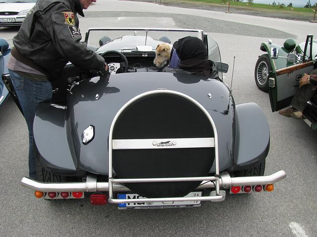 Alle, auch er Hund, sind warm angezogen.
