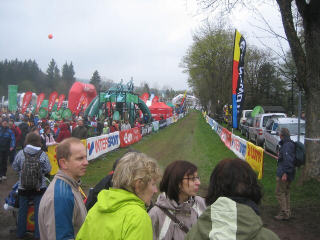 Zieleinlauf für den Marathon, das Warten auf den Ersten