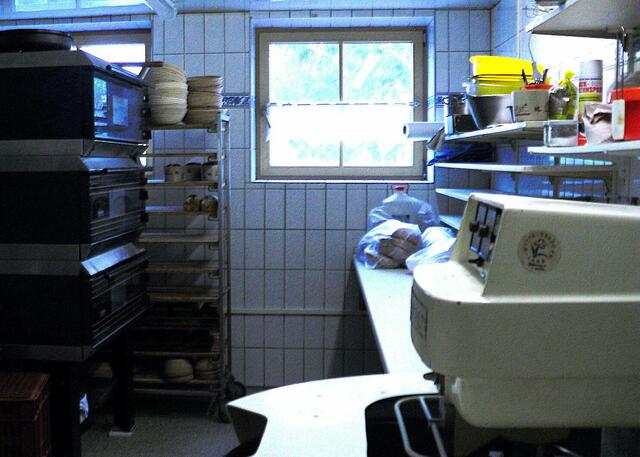 Die Backstube mit den großen Backofen und Rührwerk