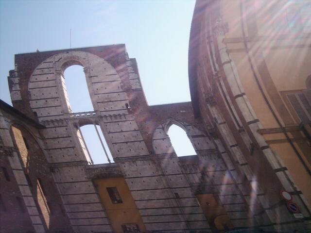 Das Haus sah aus wie eine Fassade