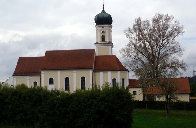 Die Kirche von Haunswies im Blick