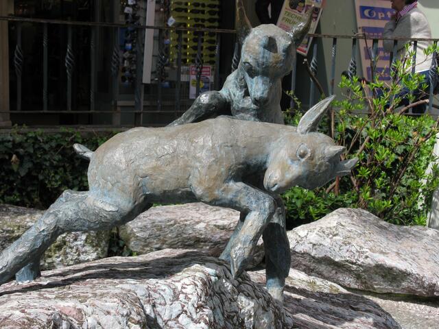 Ziegen bei einem Brunnen in Kitzbühel in der Fussgängerzone