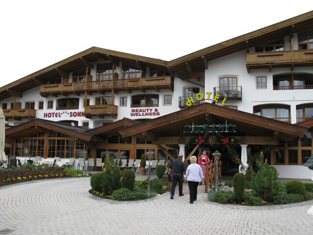 Hotel Managerin empfängt uns