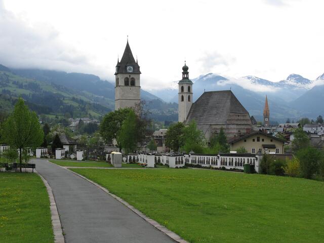 Kirche mit Friedhof in Kitzbühel