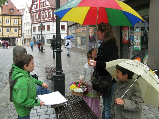 Samuel und Simon befragen Kinder und Eltern.