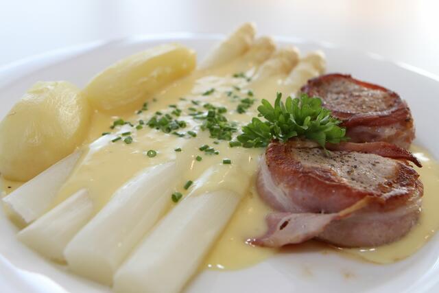 Filetspieße mit Spargel an "falscher" Sauce Hollandaise
