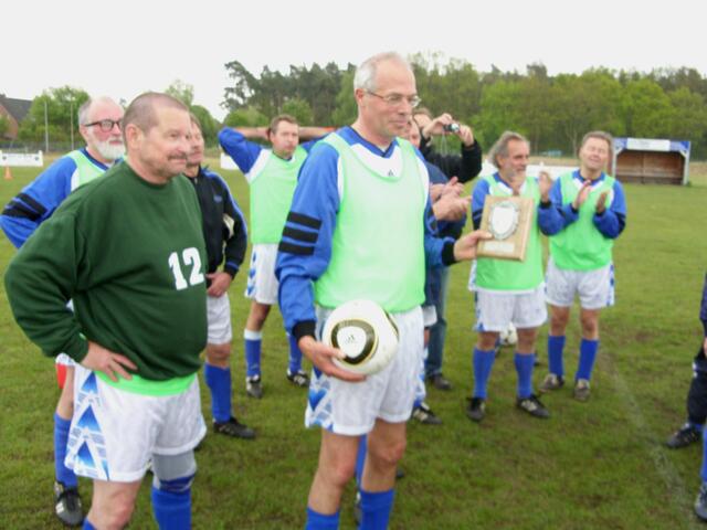 Gerald Brückner präsentiert die Plakette und den Spielball