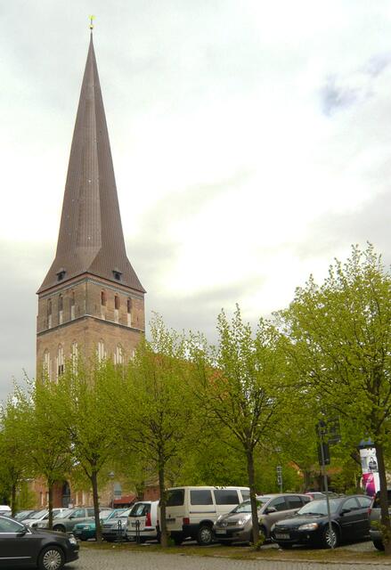 St. Petri mit dem vergoldeten Wetterhahn in 117,3 m Höhe