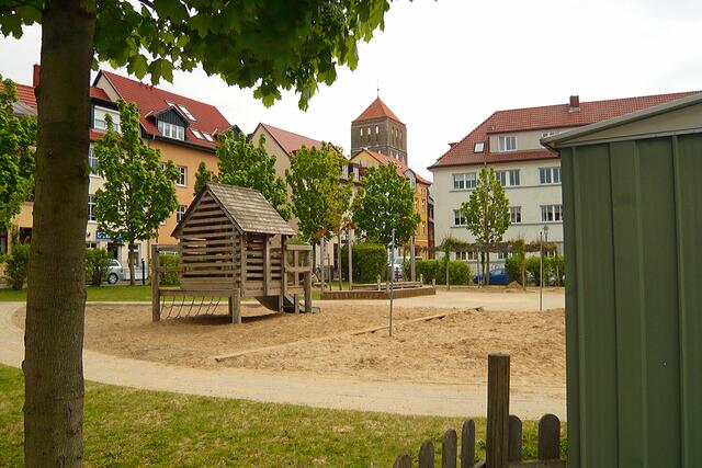 Spielplatz Ecke Fischbank/Wollenweberstraße mit Blick auf St. Nikolai