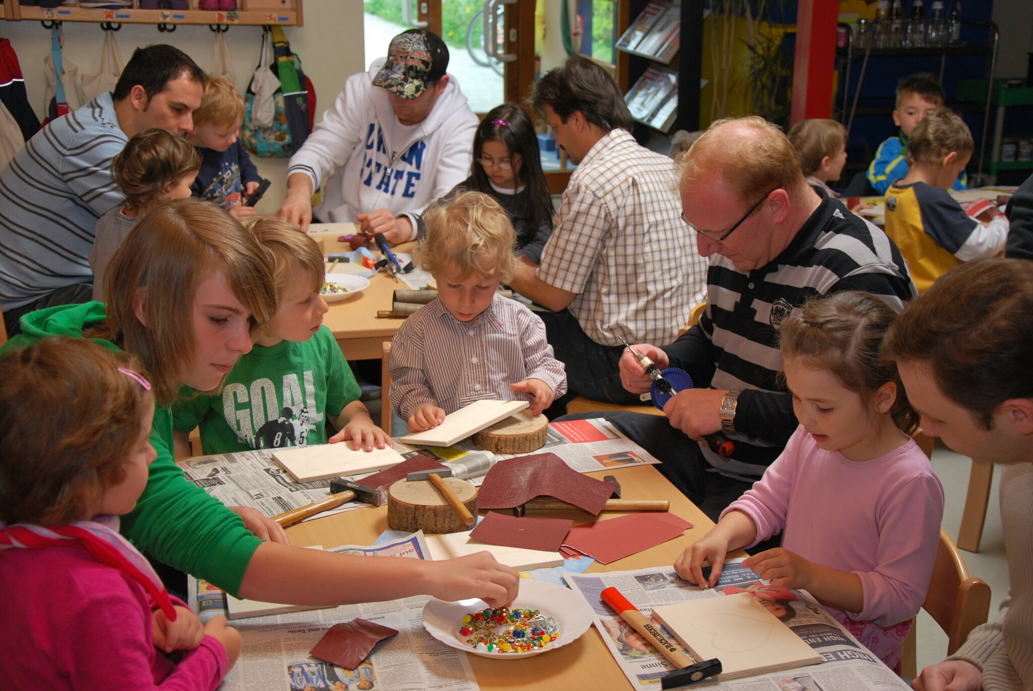  Vater-Kind-Aktion zum Muttertag im AWO-Kindergarten Rappelkiste Illustration 
