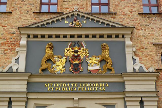 Ornamente an der Stadtseite des Steintors, Inschrift "In deinen Mauern herrsche Eintracht und öffentliches Wohlergehen"