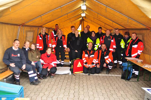 Die Helferinnen und Helfer der SEG im Behandlungszelt