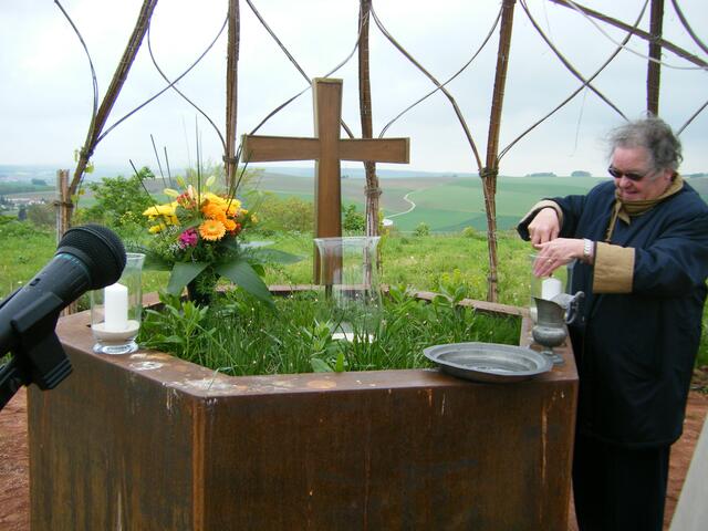 Die Kerzen für den Gottesdienst werden angezündet