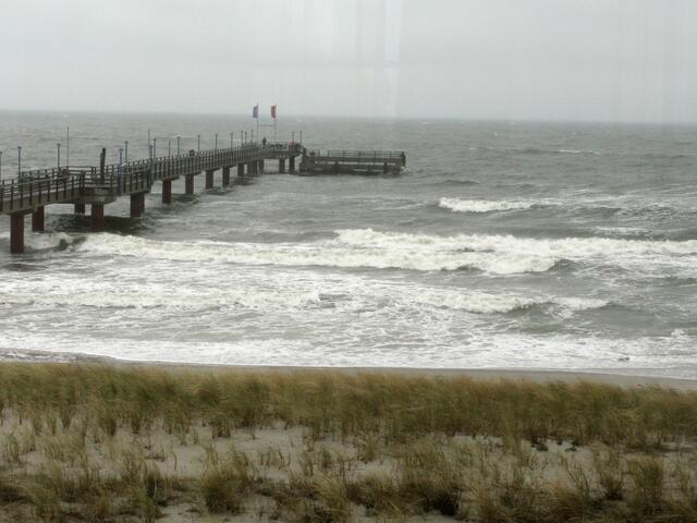Ostsee-Eindrücke, Nord-Ost-Sturm an der Seebrücke