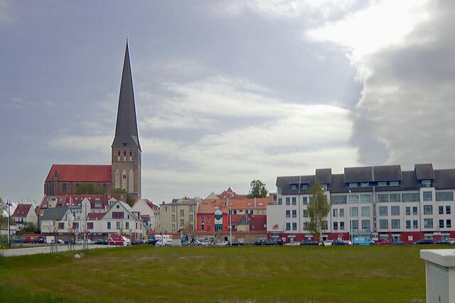Petrikirche als markantes Element der Rostocker Stadtsilhouette, Kirchturm als eingetragenens Seezeichen