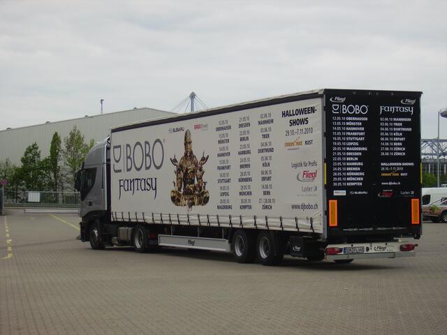 Mit 8 solcher Trucks wird die Bühne Transportiert