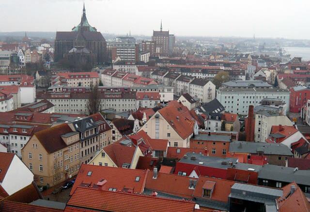 Blick von der Aussichtsplattform der Petrikirche auf das Stadtzentrum, Marienkirche, Lange Straße und Warnow (ganz rechts)