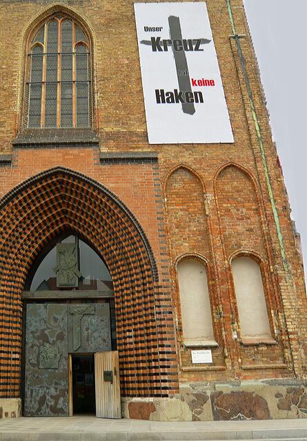 "Unser Kreuz hat keine Haken" - Zeichen der Petrikirche gegen demokratiefeindliche Kräfte