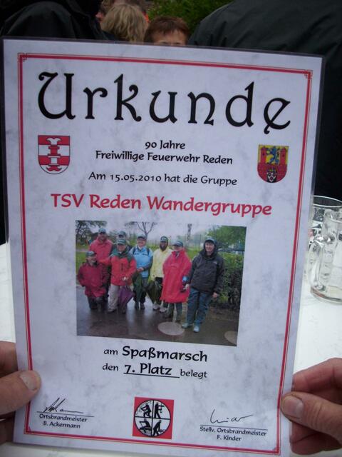 Jede Mannschaft bekommt eine Urkunde mit ihrem Gruppenbild.