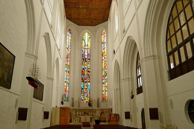 Petrikirche, Innenraum, 17 m hohe Altarfenster von Lothar Mannewitz