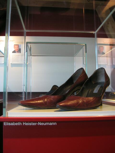 abgelegte Pumps einer niedersächsischen Politikerin