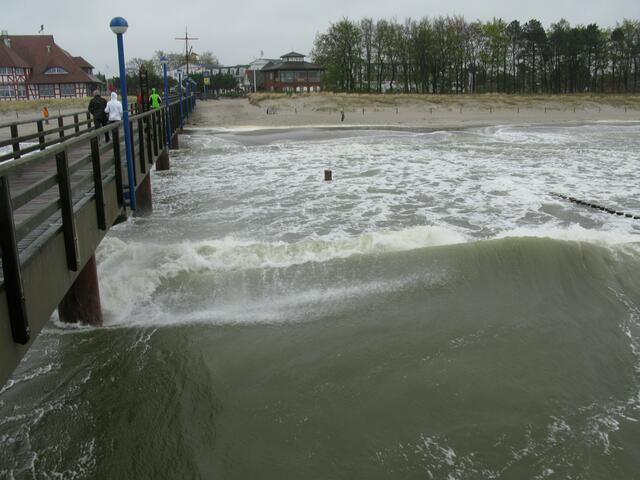 Ostsee-Eindrücke, Seebrücke und Wellen