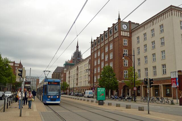 Lange Straße, im Hintergrund der eingerüstete Turm der Marienkirche