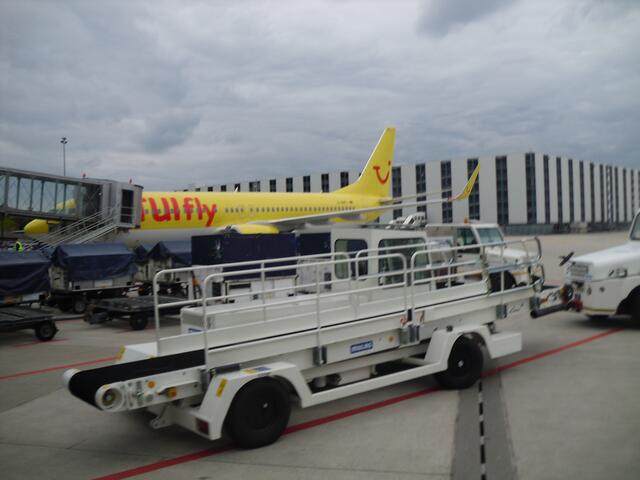 ein Flugzeug in der Abfertigung