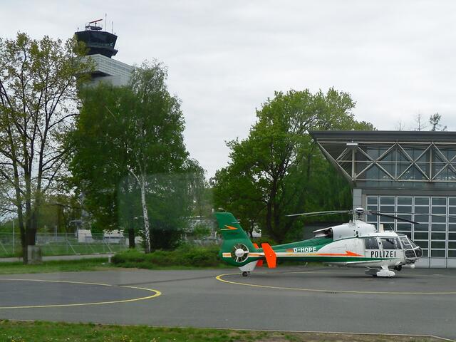 der neue Tower im Hintergrund, Polizeihubschrauber vorn