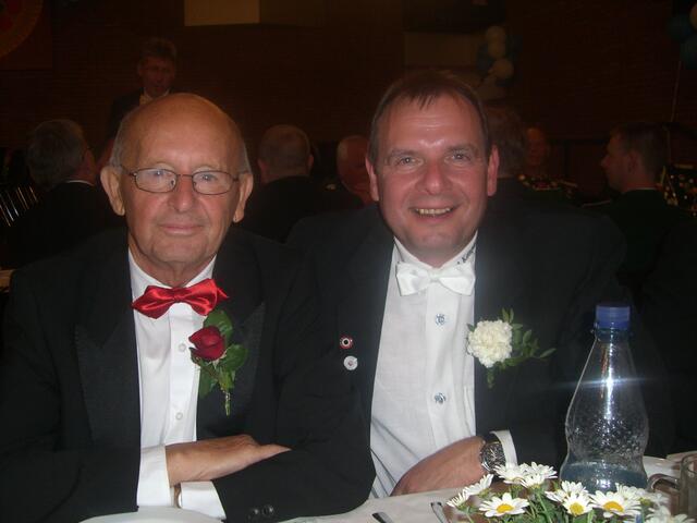 Vater in Rot, Sohn in weiß