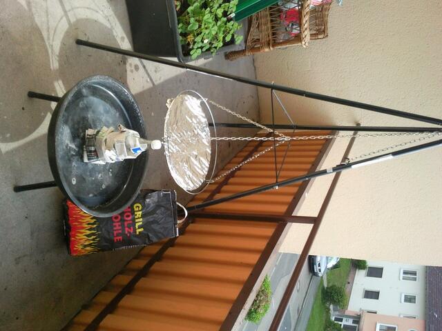 Stell die umwickelte Flasche auf deinen Grill(Funktioniert mit jedem Grill! Es muß nicht der Gleiche sein wie auf dem Foto!)