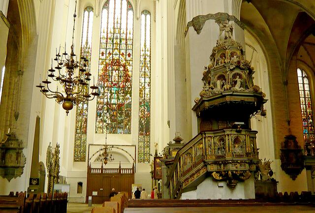 Kanzel von 1574, dahinter 26 m hohes Glasbild von 1904 mit "Christus als Weltherrscher"