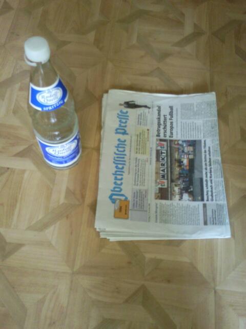 Man nehme eine alte OP(gute recyclingmöglichkeit) und eine leere Flasche Wasser