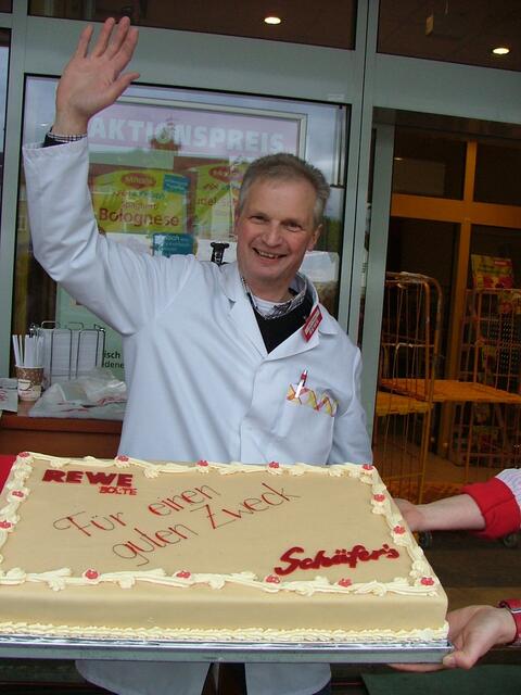 REWE Kaufmann Bolte und die Torte für den guten Zweck - der Erlös für die Silberseeklinik